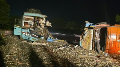 Photo of मथुरा के यमुना एक्सप्रेसवे पर भीषण सड़क दुर्घटना: कैंटर और दो बसों की जोरदार टक्कर में दो दर्जन से अधिक यात्री घायल